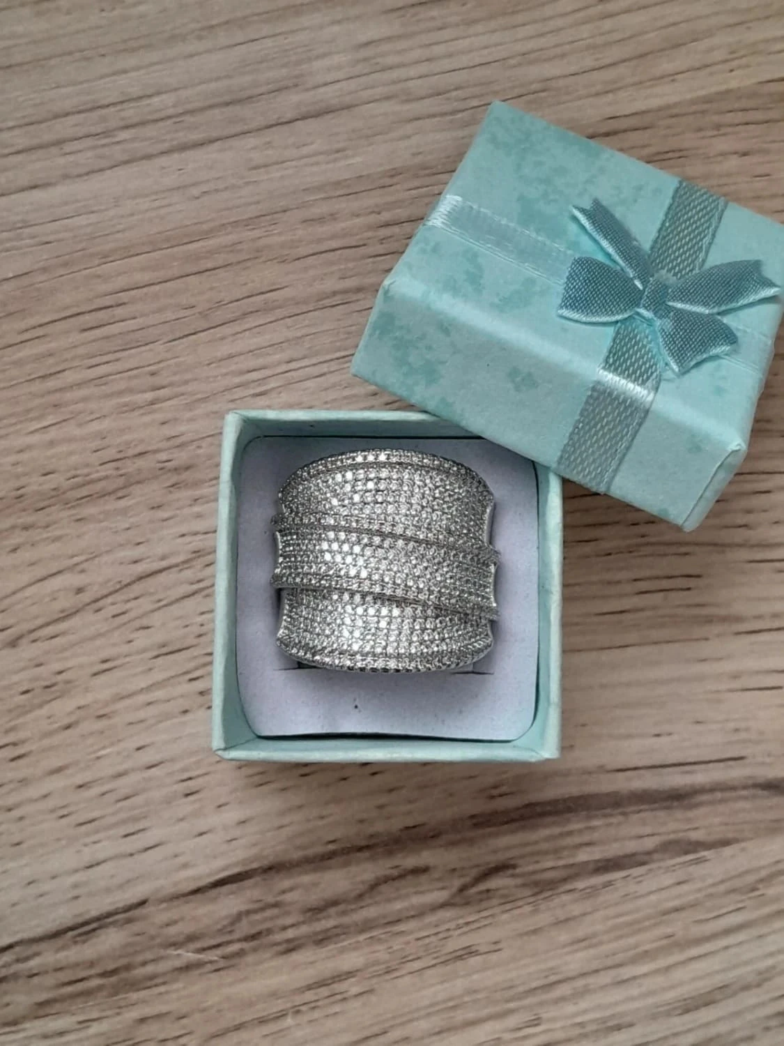 Large bague, avec strass, couleur argentée  taille 60